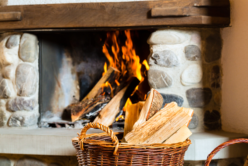 topení dřevem